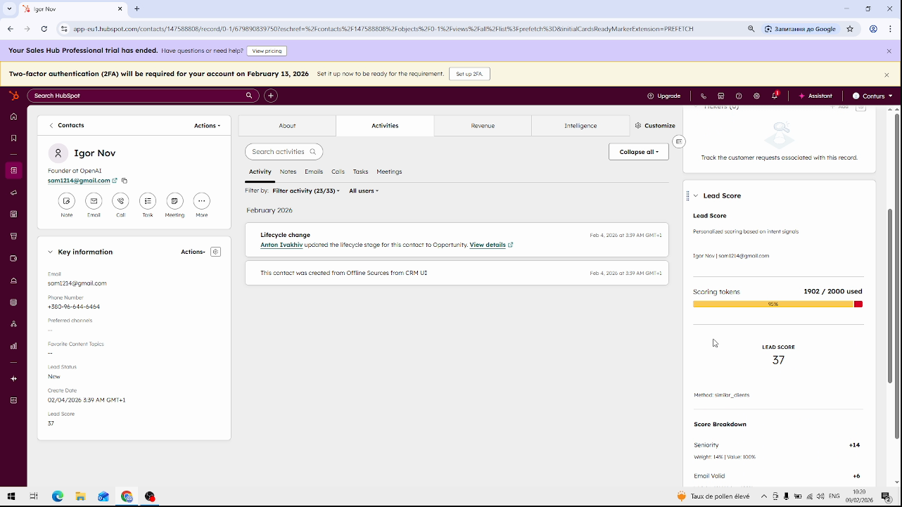 AI Lead Scoring card showing lead score and top factors in HubSpot